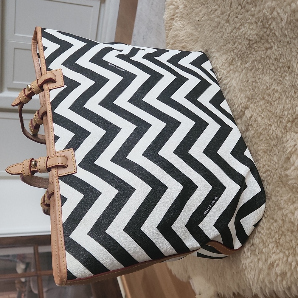 Super Sexy Dooney & Bourke Black & White Zig-Zag Large Tote 🤍🖤 - Picture 6 of 16